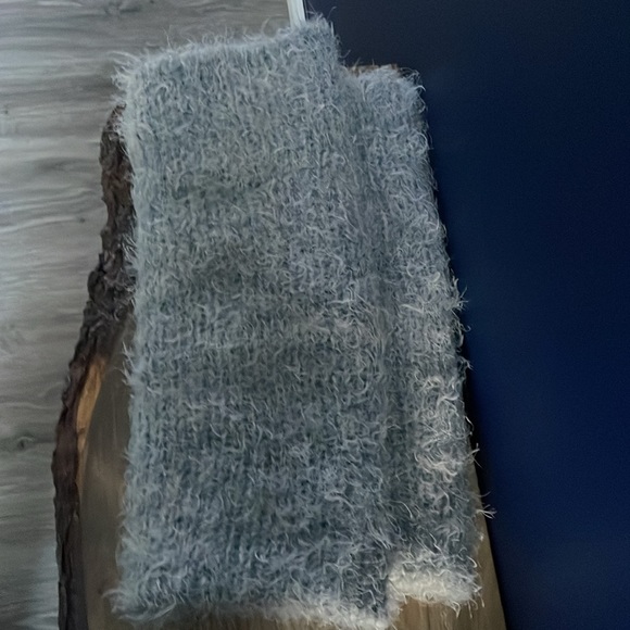 Fluffy soft infinity scarf - Picture 4 of 5